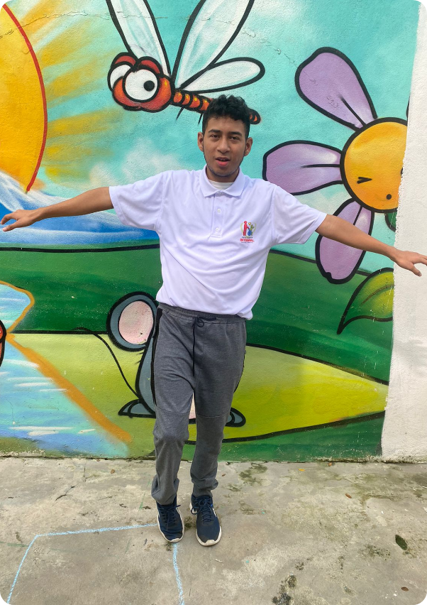 Persona de espaldas a un mural