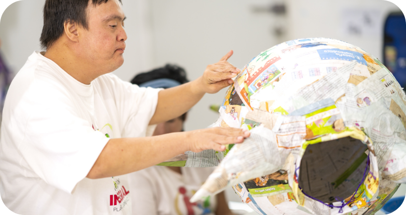 Persona elaborando piñata